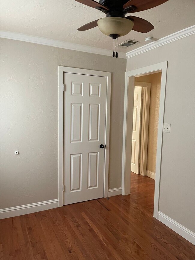 Building Photo - CHARMING 4 BED 2 BATH HOUSE NEAR DOWNTOWN