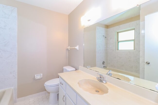 Building Photo - 5829 Lake Port Dr