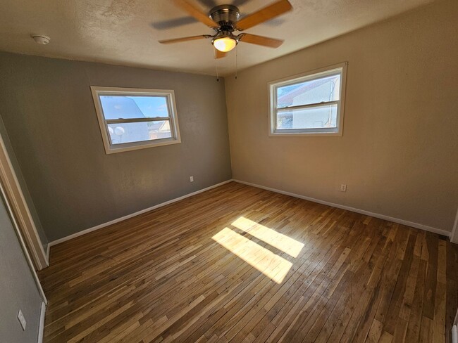 Building Photo - Beautifully maintained 3 bdrm/2 bath with ...