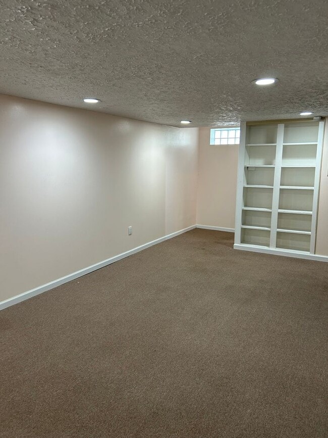 Building Photo - Spacious Colonial For Rent in Lyndhurst