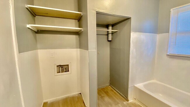 Building Photo - Handyman Special $0 First Month's Rent / “You fix, you SAVE BIG!!” Contact Mayshell for details: ...