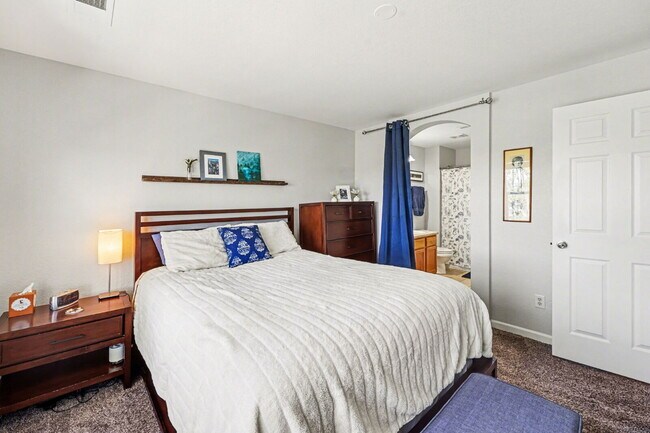 Building Photo - "Discover Your Dream Home: Spacious 3-Bedroom Townhouse in Scenic Castle Rock!"