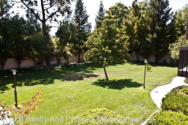 Building Photo - 2 br, 2 bath House - 609 San Conrado Terr #4