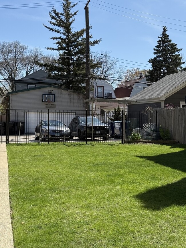 Building Photo - 2121 W Balmoral Ave