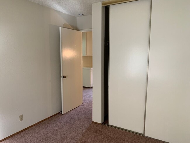 Building Photo - Spacious Townhouse