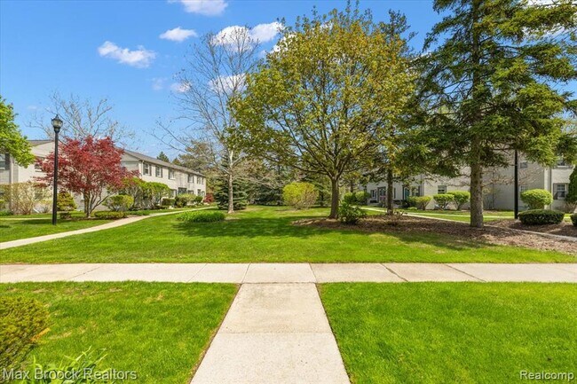 Building Photo - 1652 Graefield Rd