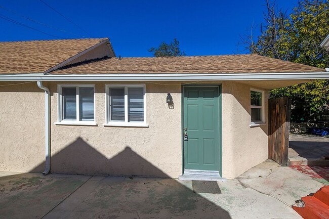 Building Photo - 10002 1/2 Pinewood Ave