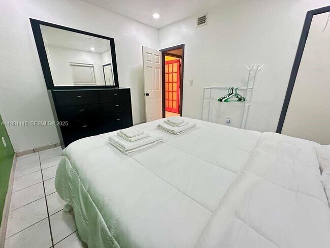 Building Photo - 935 SW 11th Ave