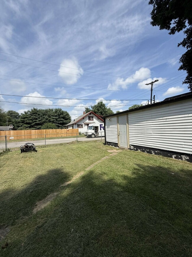 Building Photo - 2801 Maple Ave