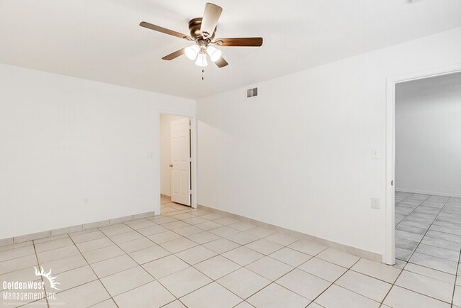Building Photo - Single Level Spacious 2Bdm 1Ba Apartment i...