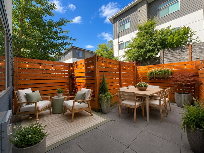 Building Photo - Beacon Hill Townhome