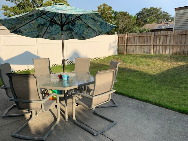 Building Photo - 161 Escanaba Ave