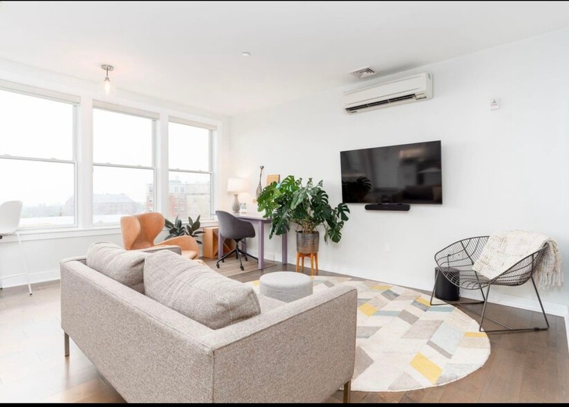 Building Photo - 62 India St