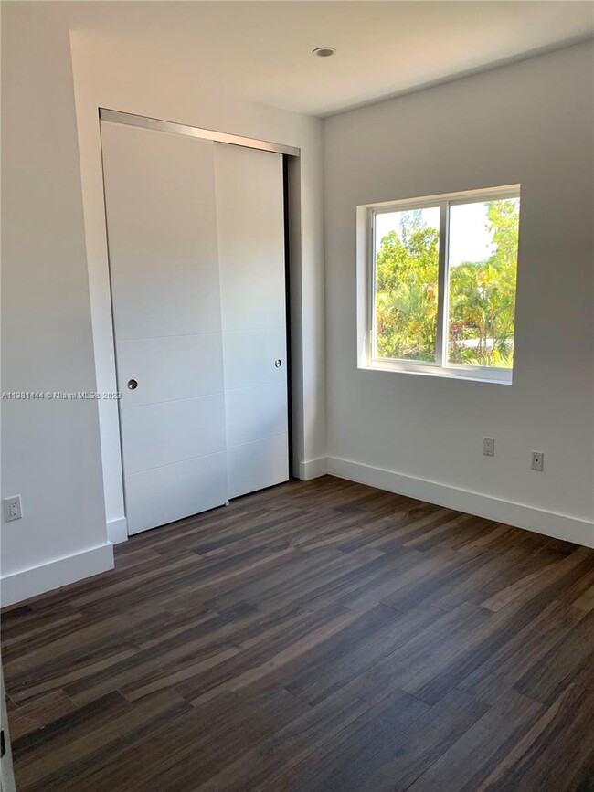 Building Photo - 2852 SW 32nd Ct