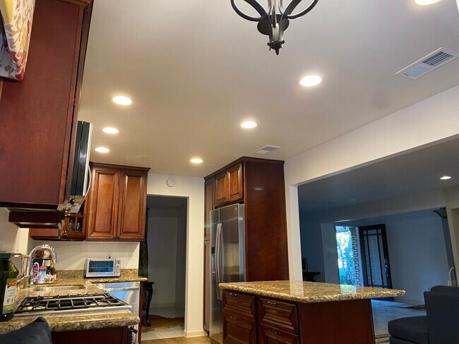 Building Photo - 9721 Westview Dr
