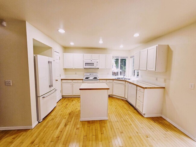 Building Photo - 3 Bed + Bonus Room 2.5 Bath Home Snohomish