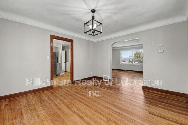 Building Photo - 419 W Iroquois Rd