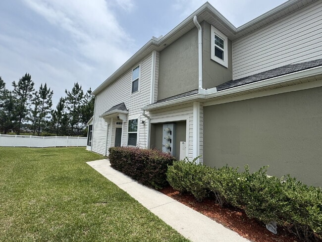 Building Photo - Spring Move in Special:  2nd month rent is FREE if you sign a lease before the end of July.