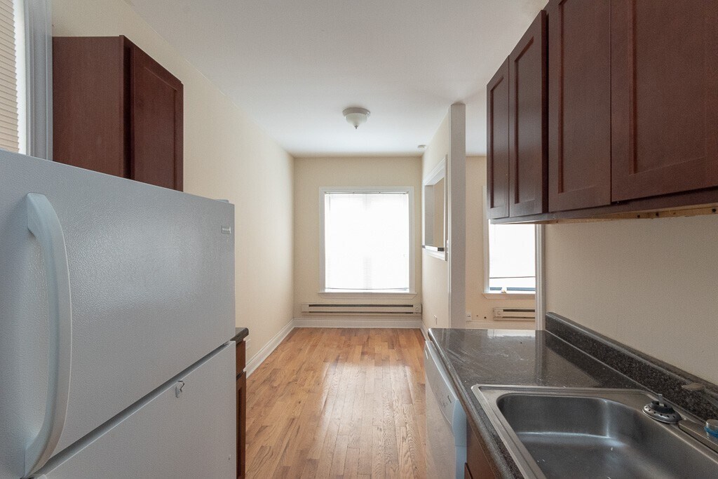 Building Photo - 617 W Cornelia Ave