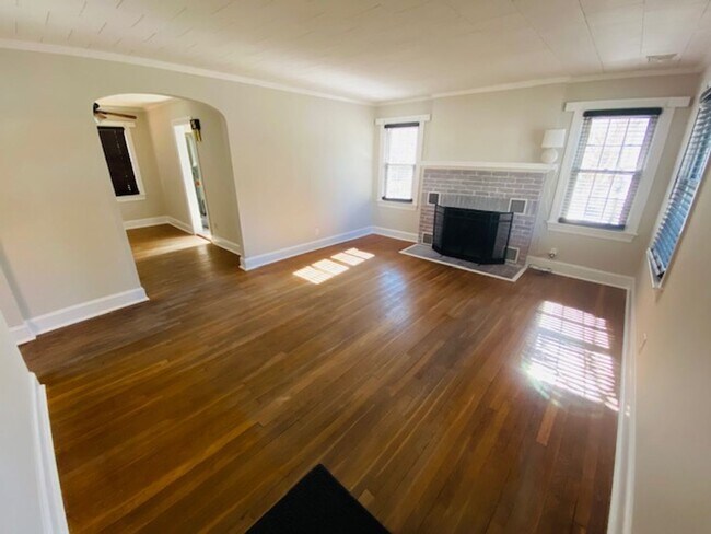 Building Photo - Cozy & Convenient 2 Bed, 1 Bath Home