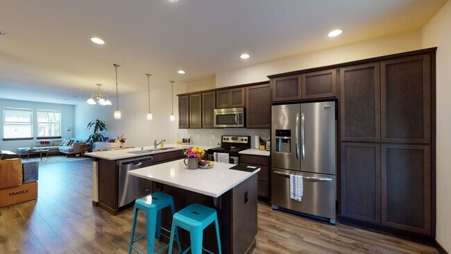 Building Photo - West Seattle Townhome - 2 bedroom 2 bathroom located in Sylvan Ridge Townhomes!  Available now!