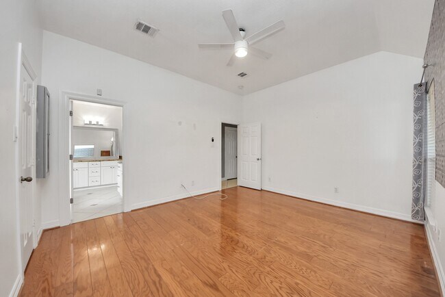 Building Photo - 18315 Brenwood Menor Dr