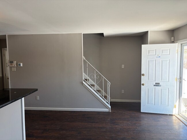 Building Photo - Renovated 3 Bed Twin Home for Rent