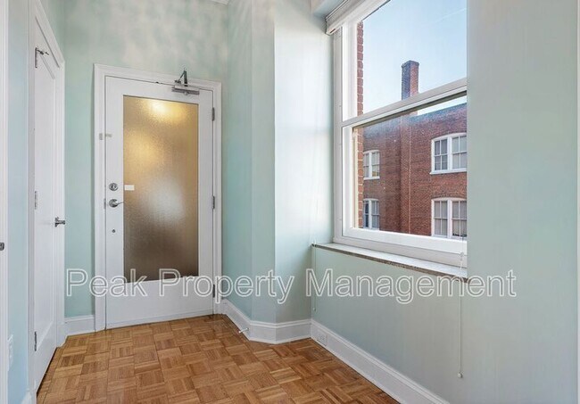 Building Photo - 212 E Clay St