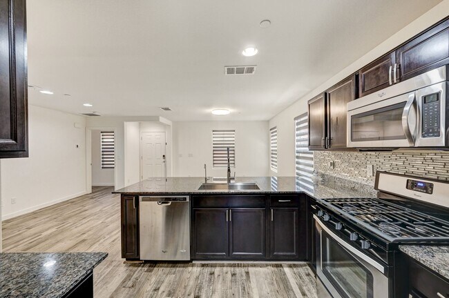 Building Photo - Exquisite Townhome - Life of luxury