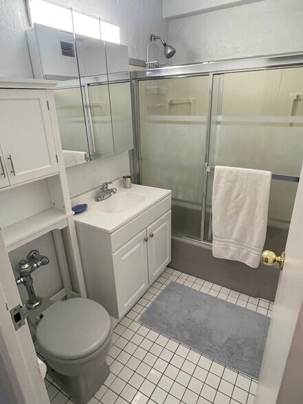 Building Photo - 30 E Elm St