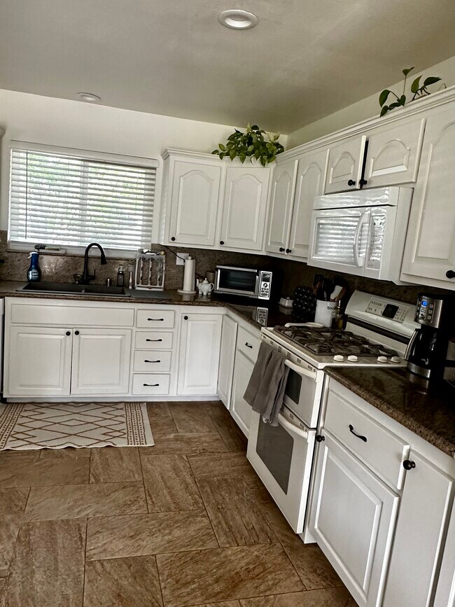 Building Photo - 825 Banyan Dr