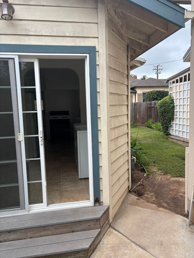 Building Photo - Charming One-Bedroom Retreat in Prime Santa Barbara Location