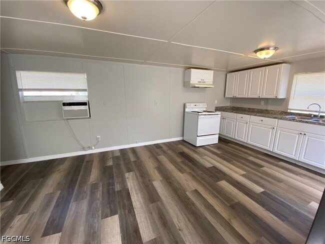 Building Photo - 2045 Bahia Ln