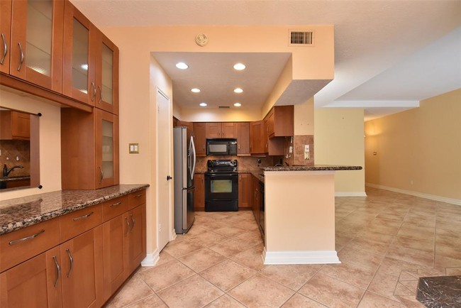 Building Photo - 7350 Kirby Dr