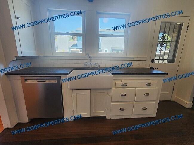 Building Photo - Come See this SAT! 06/27/26 - Live the Belmont Shore Lifestyle! Spanish 2 Bedroom / 1 Bath Home w...