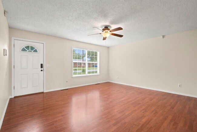 Building Photo - 511 E Dyann Dr