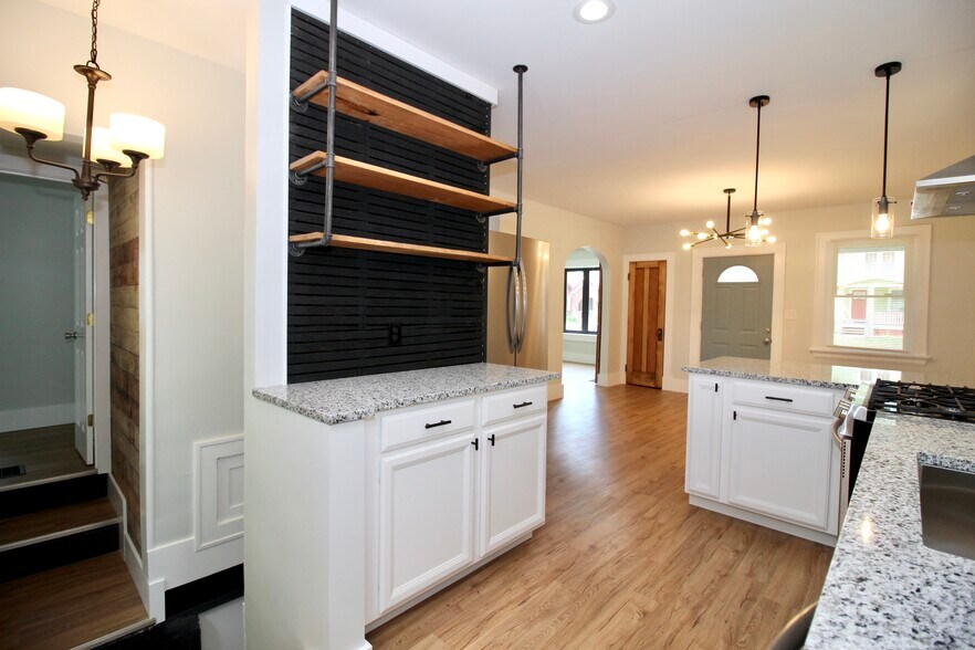 Building Photo - 6841 Buckingham Place