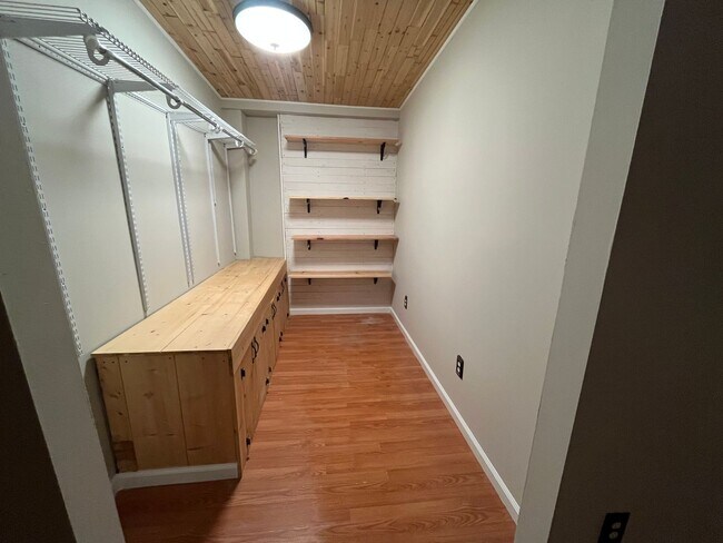 Building Photo - 3 Bed 2 Bath Home