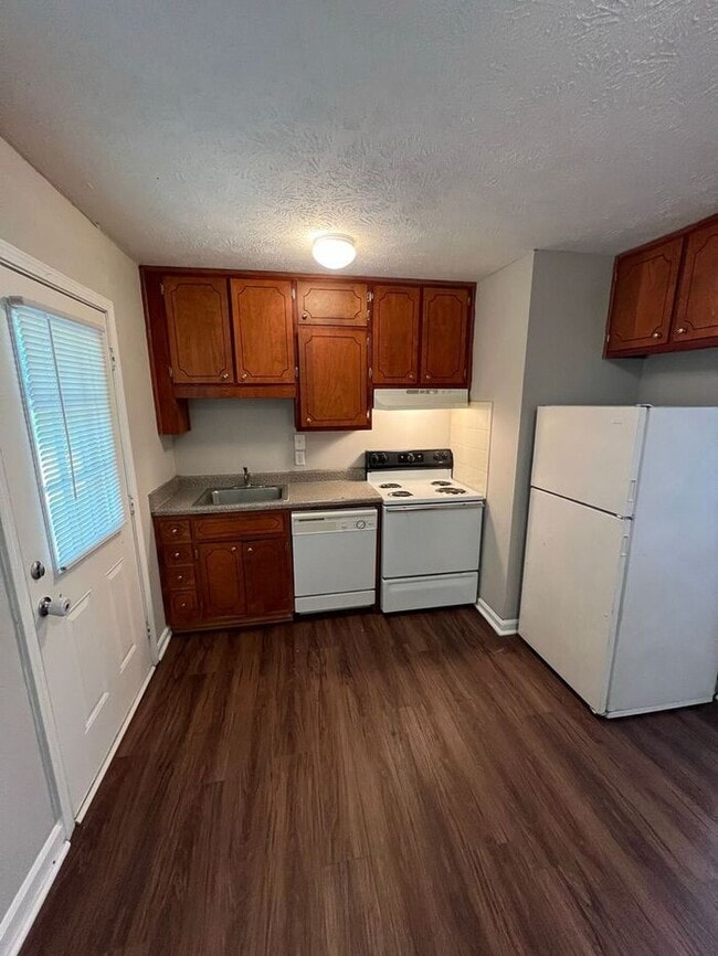Building Photo - Cozy 2-Bedroom Ranch Duplex for Rent