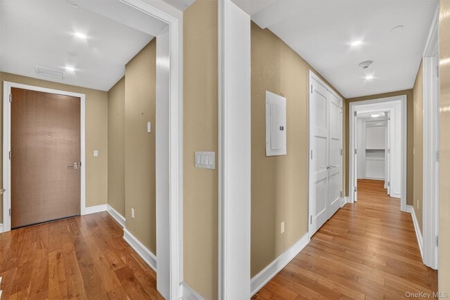 Building Photo - 5 Renaissance Square