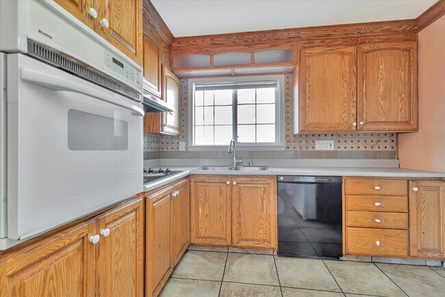 Building Photo - 43585 Montrose Ave