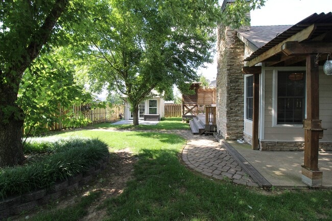 Building Photo - 1401 NE Dysart Woods Ln