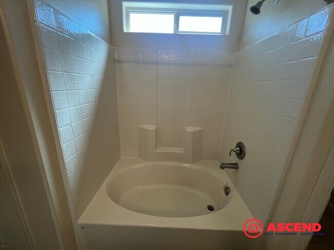 Building Photo - Stunning 4 Bedroom Home In The Southwest!