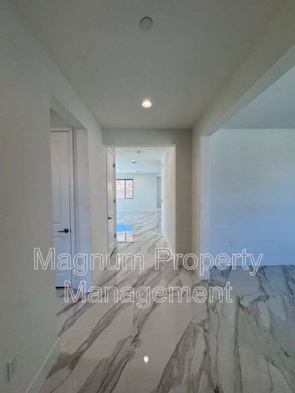 Building Photo - 25061 River Peak Dr