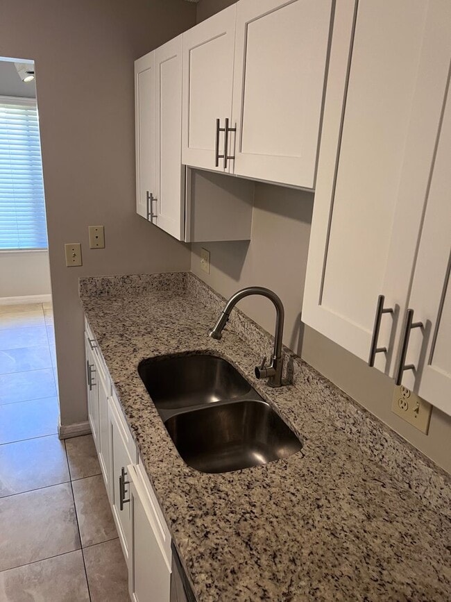 Building Photo - 2 Story Condo. Lovely 2 bed/1.5 bath condo