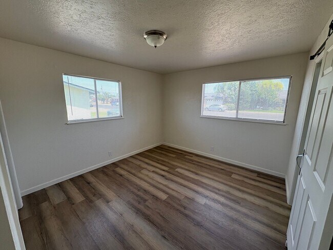 Building Photo - Updated Interior home in Dinuba near Shopp...