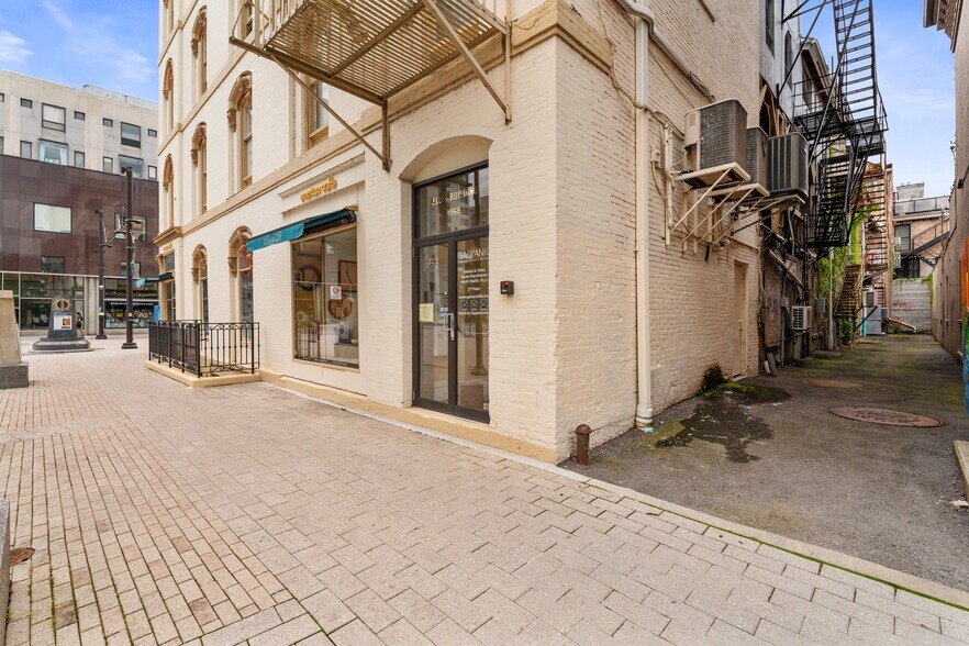 Building Photo - 102 N Tioga St