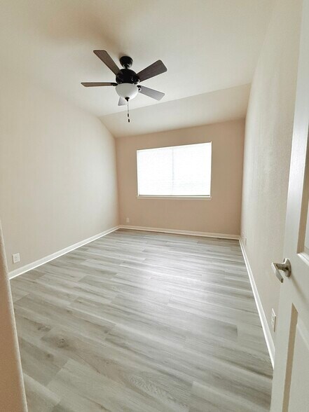 Building Photo - 443 Hayes St