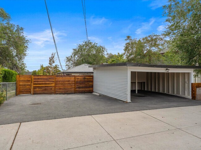 Building Photo - Move In Ready Midtown Dream Home