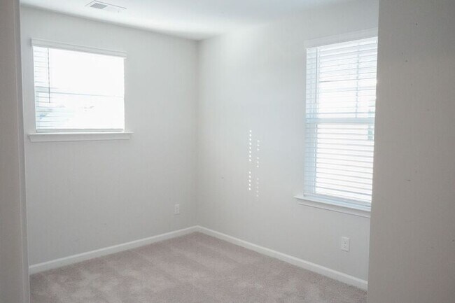 Building Photo - 142 Brookline Dr
